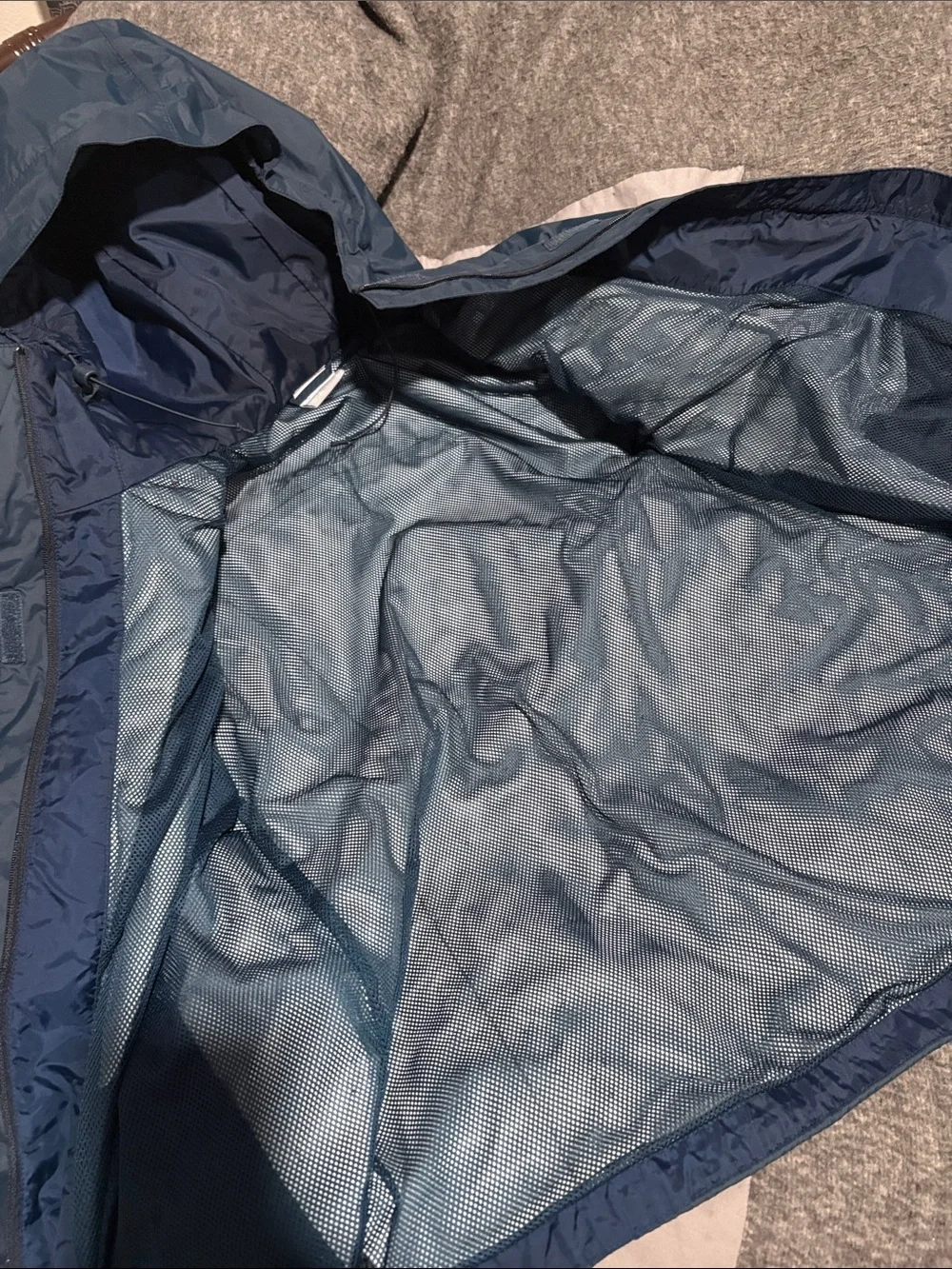 Columbia Women’s Dark Blue Hooded Rain Jacket - Picture 3 of 8